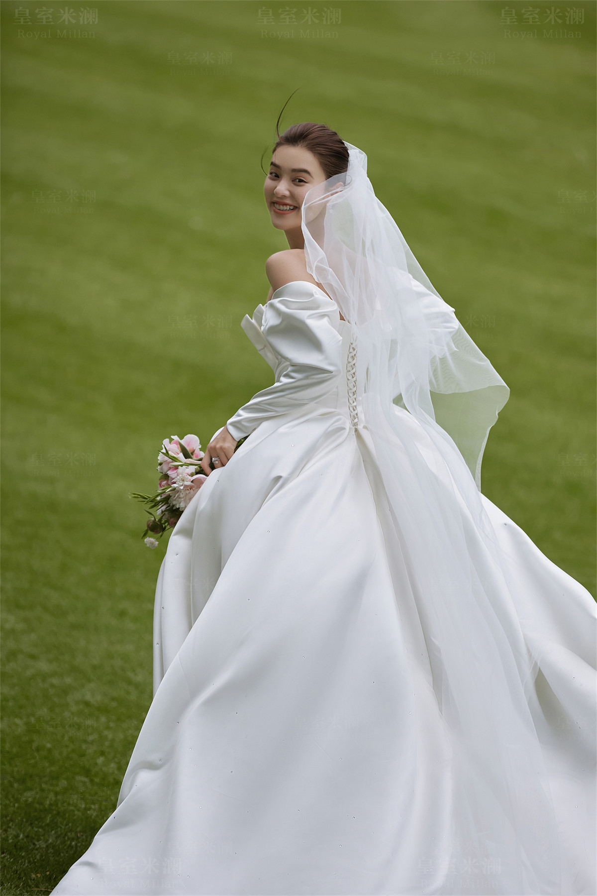 为什么英国皇室的婚礼中新娘都偏爱选择缎面材质的定制的婚纱？ - 知乎